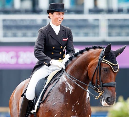 Belinda Weinbauer lächelnd im Viereck
